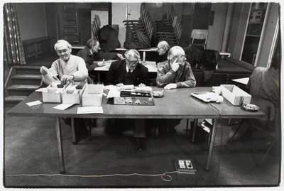 351297 Afbeelding van de medewerkers van de Stichting Loterij Utrecht tijdens het controleren van de lotto- en ...